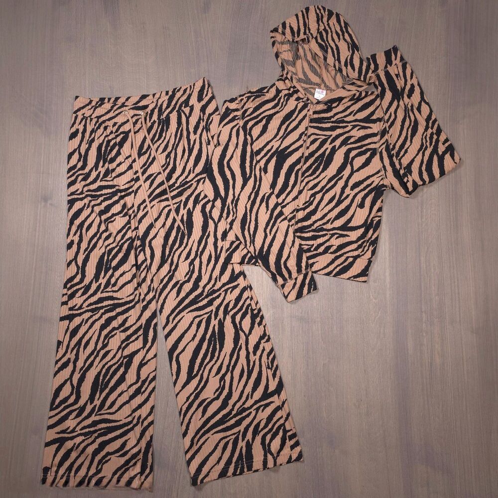 Secret Treasures Women's pajama set medium, Tiger Striped Brown and Black